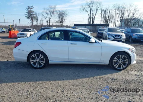 2015 Mercedes-Benz C 300 4Matic z USA, uszkodzony, nr VIN 55SWF4KB9FU036356